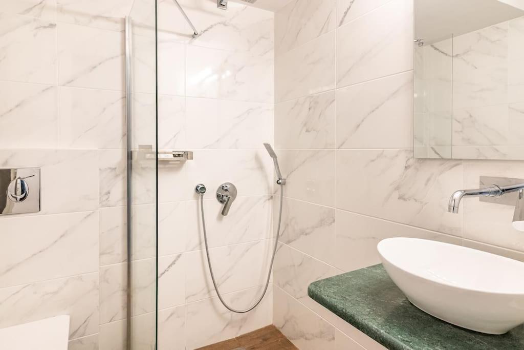 Chic Apt Near Acropolis - Avdi Square Athens Exterior photo
